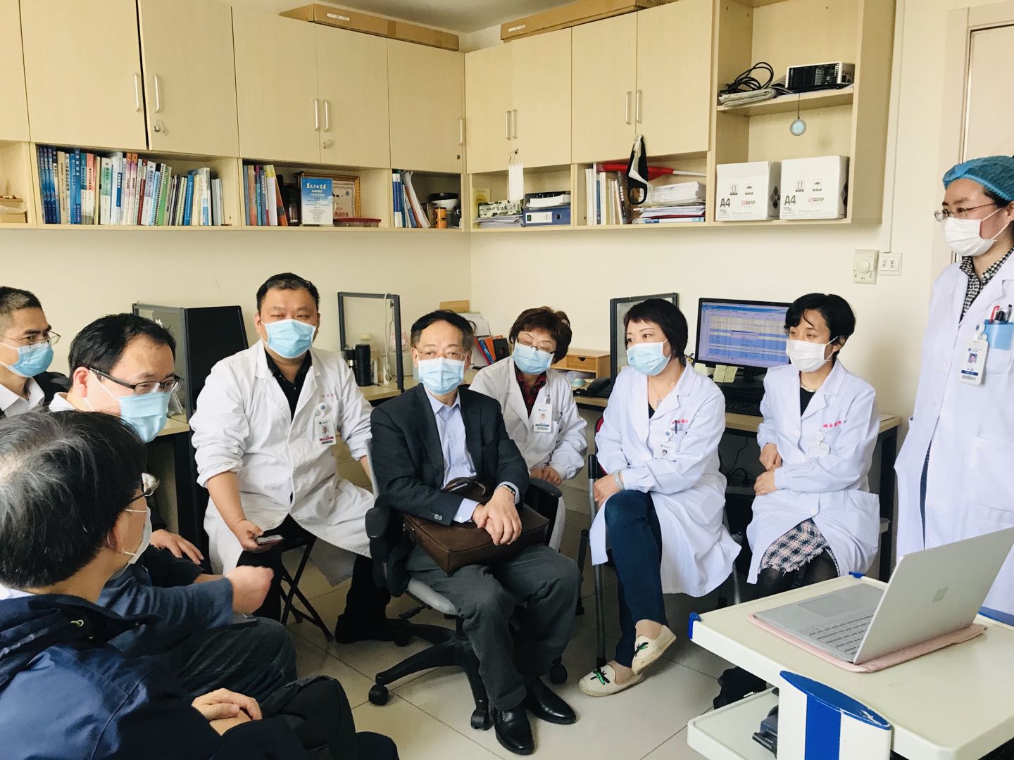 拒绝千篇一律的流水线作业济南海峡鲁清滨院长揭秘“多维美学抗衰”的逆龄密码(图1)